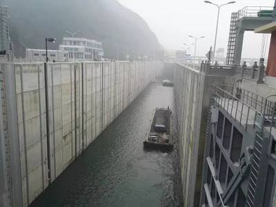 新年第一閘 宏通集團(tuán)物資順利過閘，建德港區(qū)迎來2017年首批航運(yùn)作業(yè)